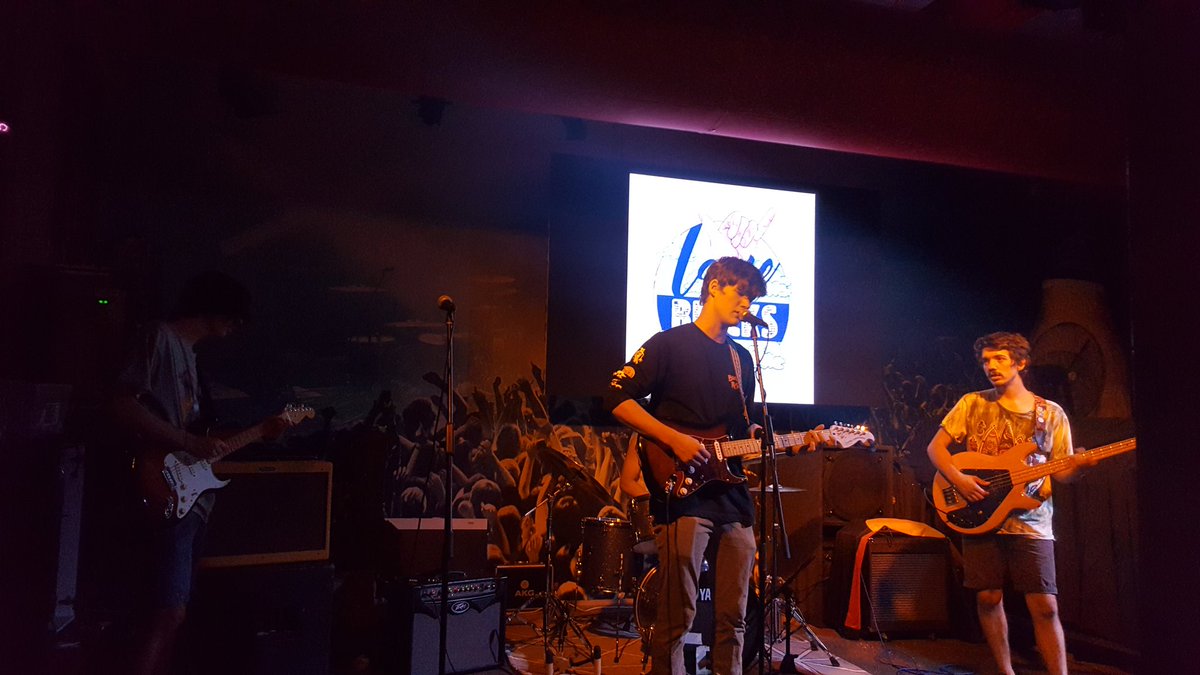 babyeyes__'s tweet photo. #LooseBricks #MilduraBands #SandbarMildura terrible photos but an amazing young band! https://t.co/rDaF96dYLH