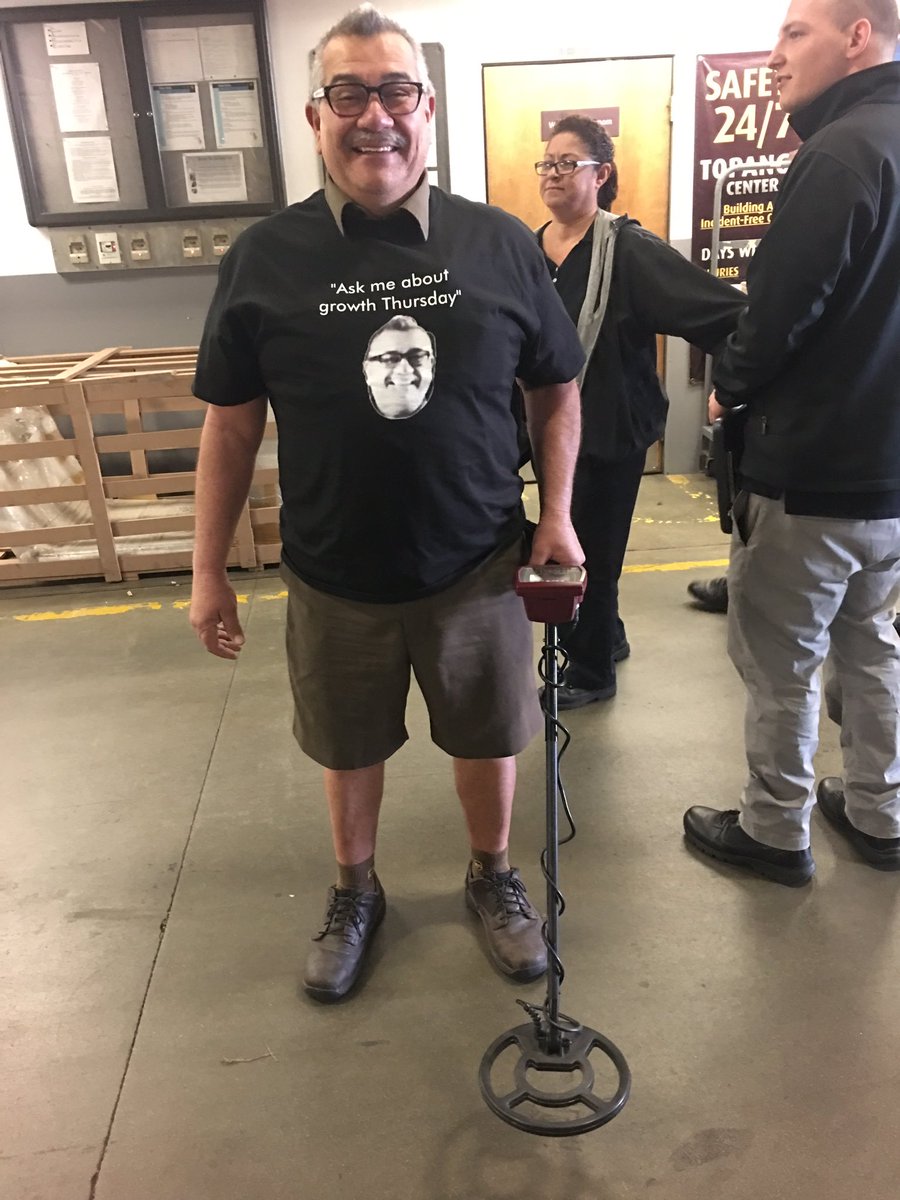 Helping start the new year strong, wild bill "detecting" new leads in Topanga center on #growthThursday.