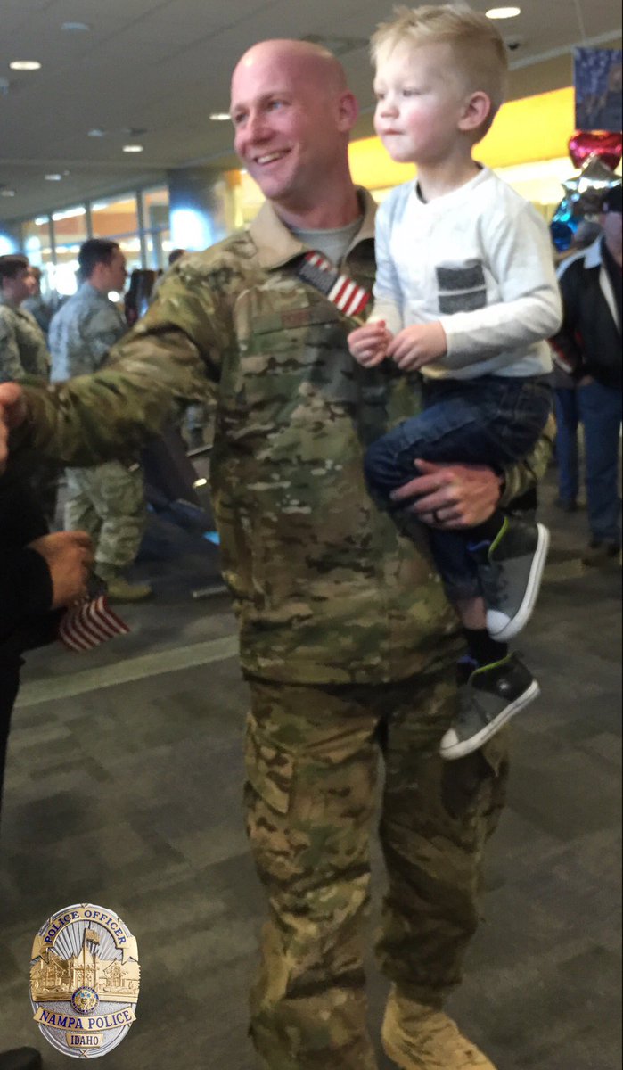 NampaPolice1's tweet image. Nampa PD welcomes home our very own Ofc Brad Ford who has been deployed serving our country. Thank You to Brad and all who serve! #Hero 🇺🇸