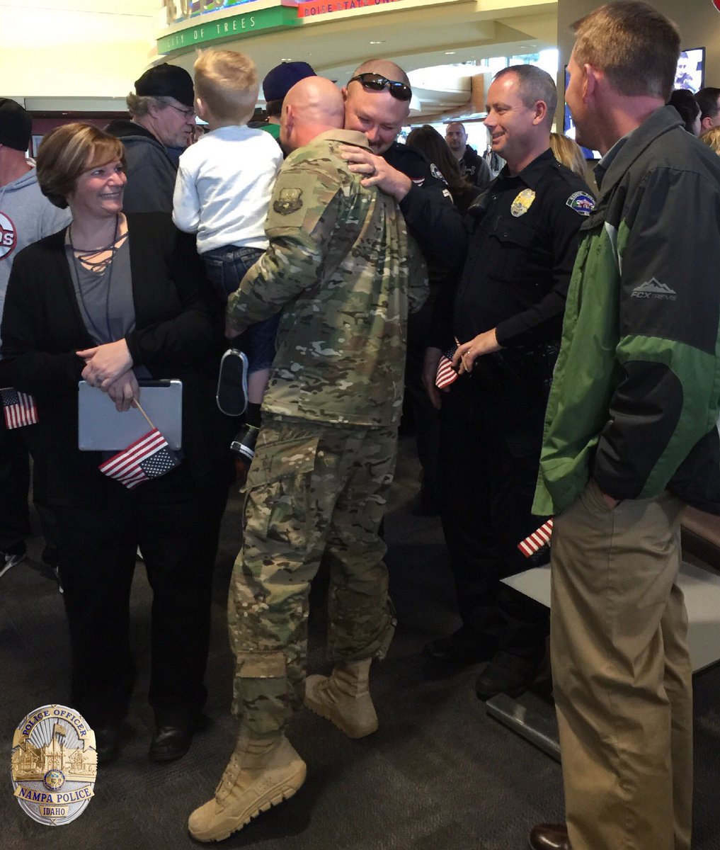NampaPolice1's tweet image. Nampa PD welcomes home our very own Ofc Brad Ford who has been deployed serving our country. Thank You to Brad and all who serve! #Hero 🇺🇸