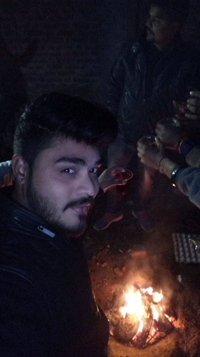 Nitin03kashyap's tweet photo. #villa #party #with #freindz.🎻🎤 https://t.co/Of6KeGTJtT