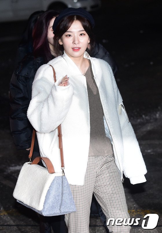 5REDVELVET's tweet photo. [PRESS] 170203 RED VELVET on the way to Music Bank Rehearsal

SEULGI (4) https://t.co/IoQKOveRV5