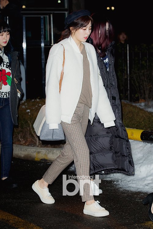 5REDVELVET's tweet photo. [PRESS] 170203 RED VELVET on the way to Music Bank Rehearsal

SEULGI (4) https://t.co/IoQKOveRV5