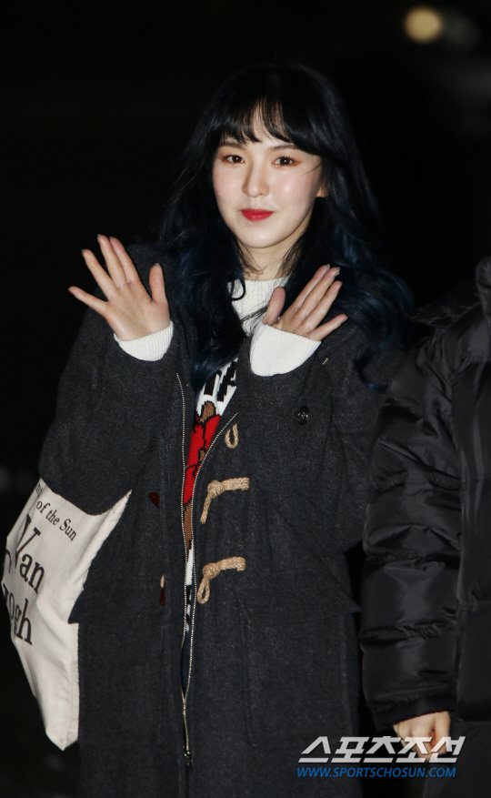5REDVELVET's tweet photo. [PRESS] 170203 RED VELVET on the way to Music Bank Rehearsal

WENDY (1) https://t.co/jR0jswLhg8
