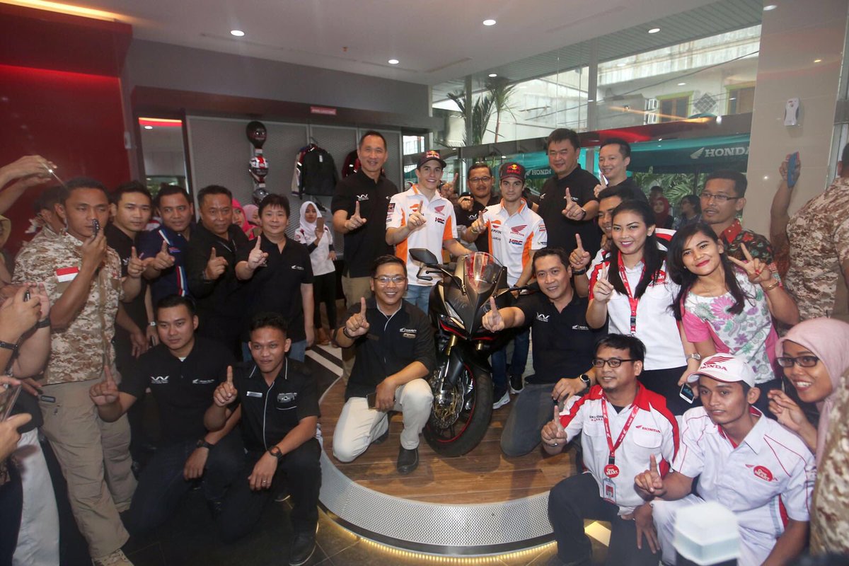 HRC_MotoGP's tweet photo. Good morning from Jakarta! meeting with Honda dealer's people before heading to the #2017RepsolHonda Team Launch! Stay tuned! https://t.co/2WnUIuF07c