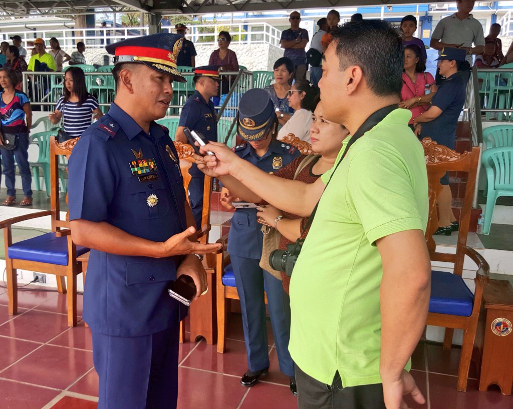 pnprdpro1's tweet photo. @pnprdpro1: @OtdiponlPNP @pnpdpcr Feb 1, 2017 RD PRO1 being interviewed by some Media Personalities in the Region. https://t.co/5fhyG7OAHB