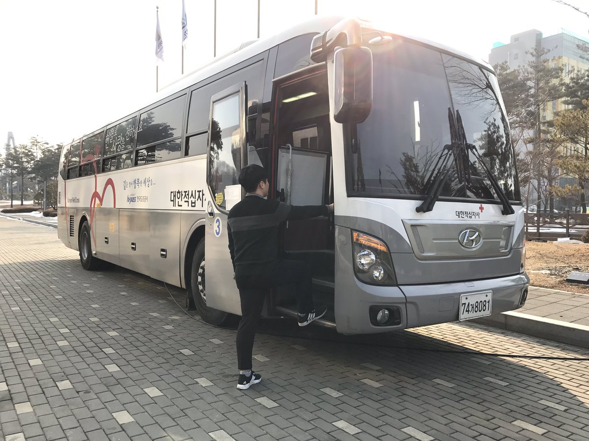 e_jenny0718's tweet image. #성남시청 의회동 앞 광장에서 헌혈하고 있습니다. 혈액이 부족한 동절기에 따뜻한 마음을 나누어 주세요 ♥ 

헌혈과 함께 헌혈기념품도 드리니 많이 참여해주세요 &amp;gt;_&amp;lt;
#성남시 #대한적십자사헌혈