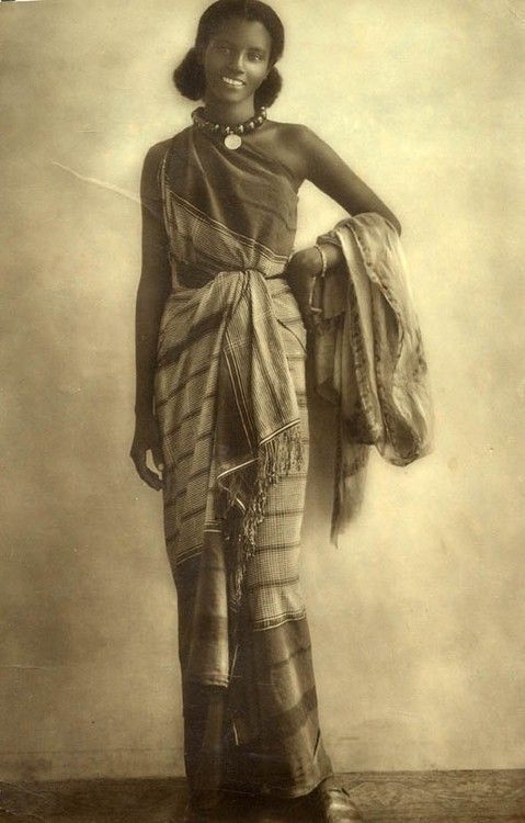 derSchinderhans's tweet photo. RT: GoogleFacts: Somali woman in traditional dress, 1940. https://t.co/U30Kbv1iKV