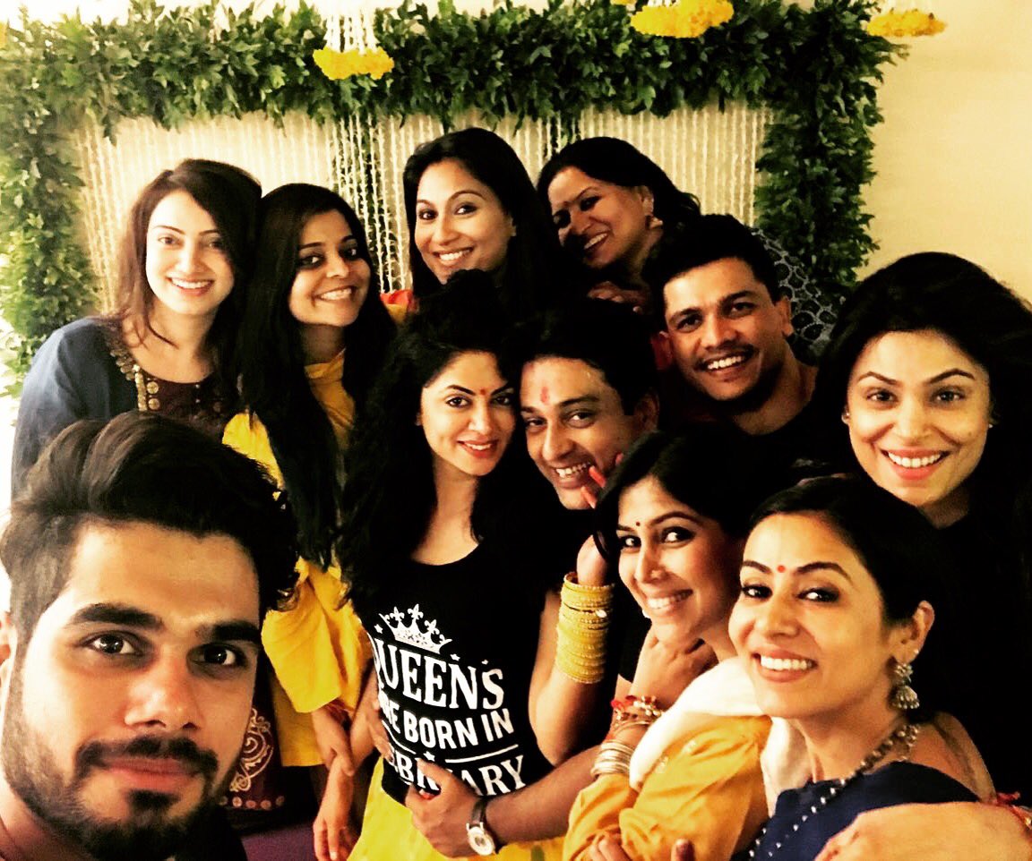 niveditabasu's tweet photo. All smiles at #KavRon wedding 😍😘❤️God bless the newly wed couple&amp;🍻to lifetimes together💞💞 @Iamkavitak @mellupais @nivedita_be https://t.co/EjwBmOQrXs