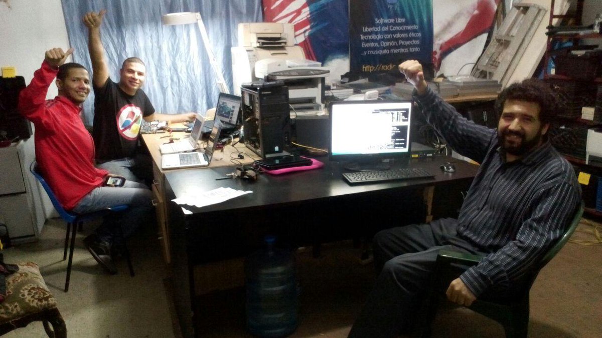 ComunaDLZ's tweet photo. En desarrollo: Configuración del Servidor. Virtualizando con KVM y creando Contenedores Docker ¡produciendo en comuna! https://t.co/3KuHWnKAN4