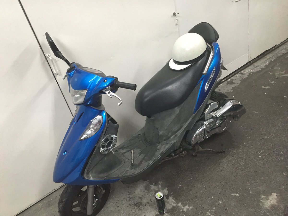 aduagi's tweet photo. 東京から
アドレスv125G売ります！
改造点は見ての通りで、バッテリー新品です。
現在はケツ上げ11cmになっています。
早期取引(一週間以内)できる方はサスを新品にするのと、インナーを黒艶に変更します。

10万で出します！
一括のみ！
dmお待ちしております。 https://t.co/ElREYknc8c