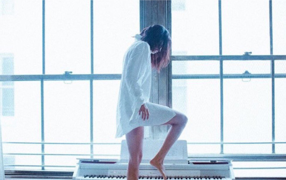 valhid4lgo's tweet photo. Ikonik selena tocando el piano con los pies, las otras teens could neva.#KCAFavFemaleSinger #selenagomez https://t.co/KCWfq4s1V3