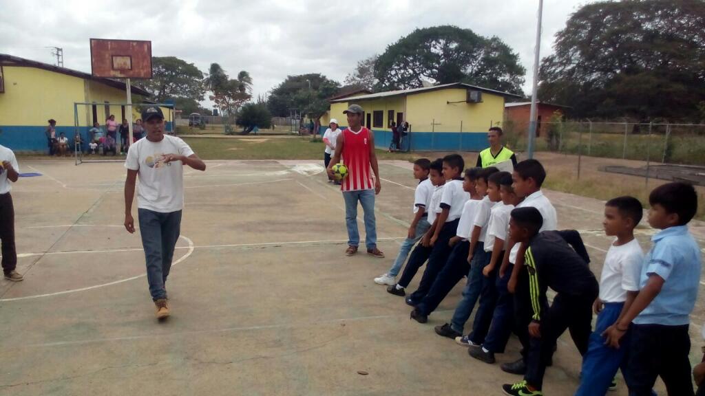 DirJuventudGEB's tweet photo. Exitosa jornada de Atención a comunidad indígena de la parroquia Mamo Arriba #Anzoátegui @JPSUVCaroniEB #IDENNA @DPDBolivar_  @PDVSA #CDNNA https://t.co/wvaemU9qsm