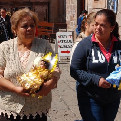 Nancykmacho's tweet photo. mi tía rosy y la sra martha con El Niño dios que vistio su vecina de mi abuelita , le quedan hermosos .... ahora los tamalitos 😋 https://t.co/zwTQeFJGEz