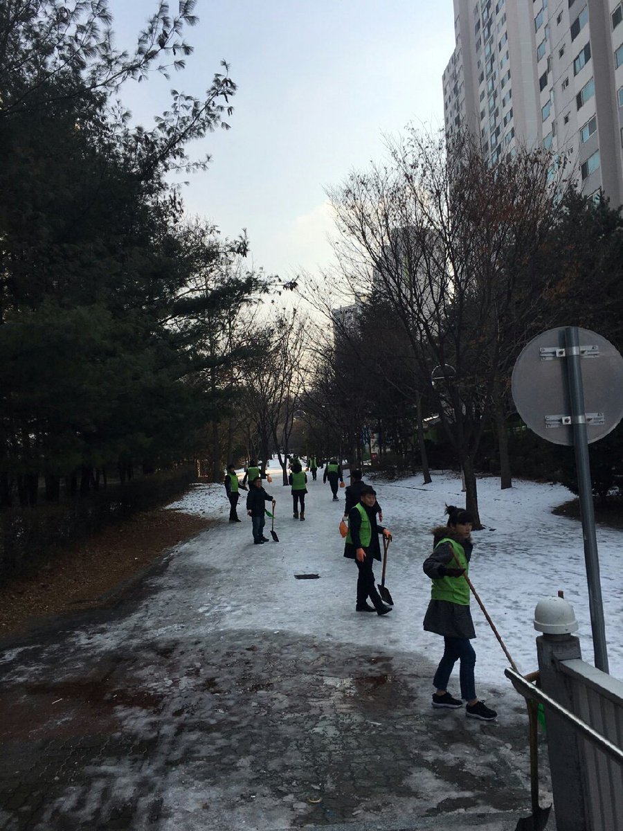6otx1's tweet image. 정자2동에서 분당구청 사회복지과 직원들과 빙판길제설작업을  마무리 하였습니다.
오늘도 안전한 #성남시 입니다!!
