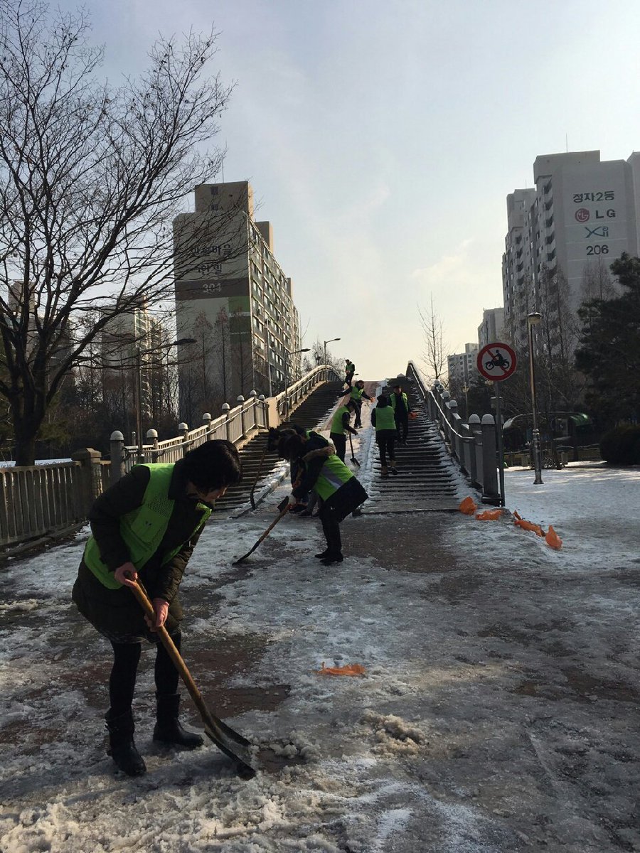 6otx1's tweet image. 정자2동에서 분당구청 사회복지과 직원들과 빙판길제설작업을  마무리 하였습니다.
오늘도 안전한 #성남시 입니다!!