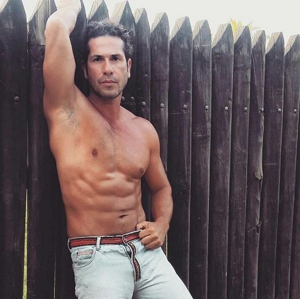 TusActores_'s tweet photo. @gregoriopernia siempre nos conquista con su músculoso cuerpaso!!! https://t.co/ZAdvSTxwRh