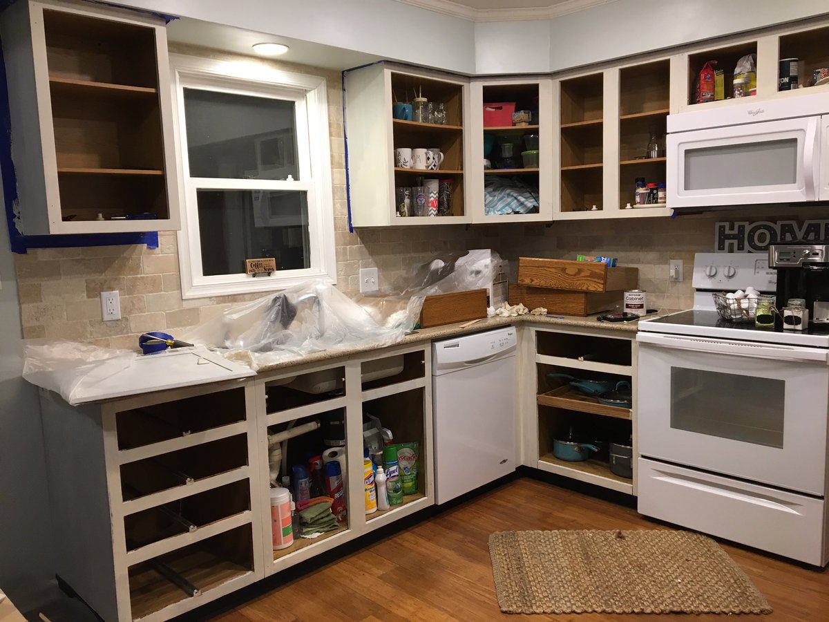 whit_bent's tweet photo. When bae sends you a picture of your cabinets being painted while your at work 😍 #bestsurpriseeva https://t.co/SA4dtnIzC0