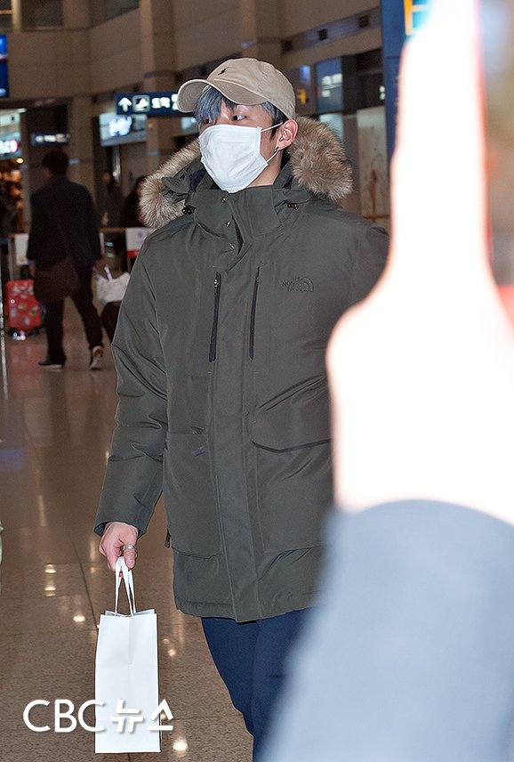 bapimagens's tweet photo. [#NEWSPIC] 170201 #BAP @ Incheon Airport
#Jongup https://t.co/vn8LvtK8el