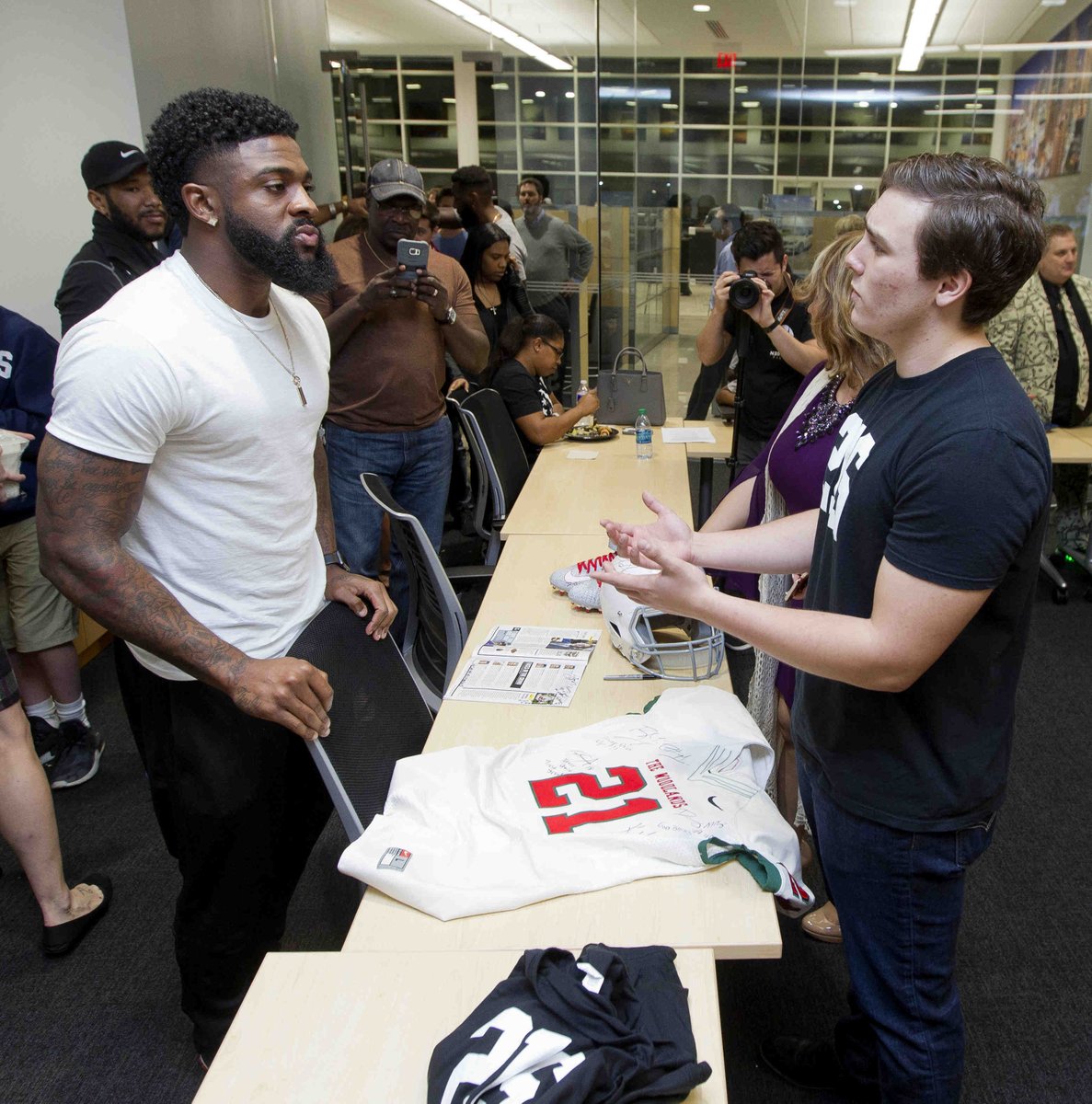 ConroeSports's tweet photo. 📷: 'A Night of 21 Strong' introduces new foundation to help others. ( 📝: @TaterConroe | 📷: @JFoch) https://t.co/ZmhmNucZhW @miltonstrong21 https://t.co/WGZl6nAtFG