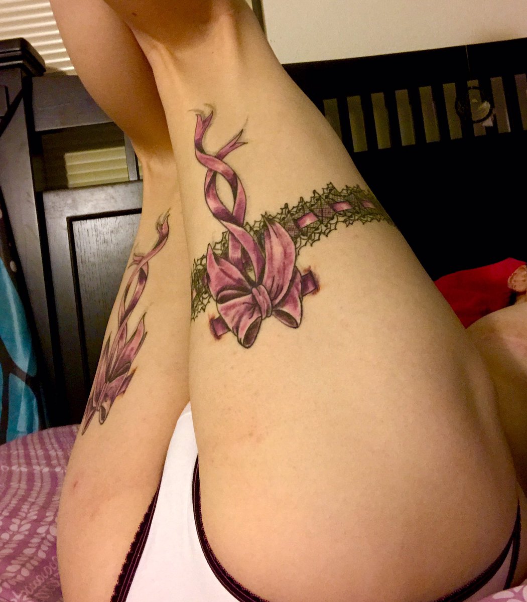 ChristinaSkyye's tweet photo. All these TEA tweets + haven't had sex in 5 weeks + friends swinger party tomorrow + estrogen...feel like a bitch in heat 🙈 https://t.co/UO2L9Vfpvp