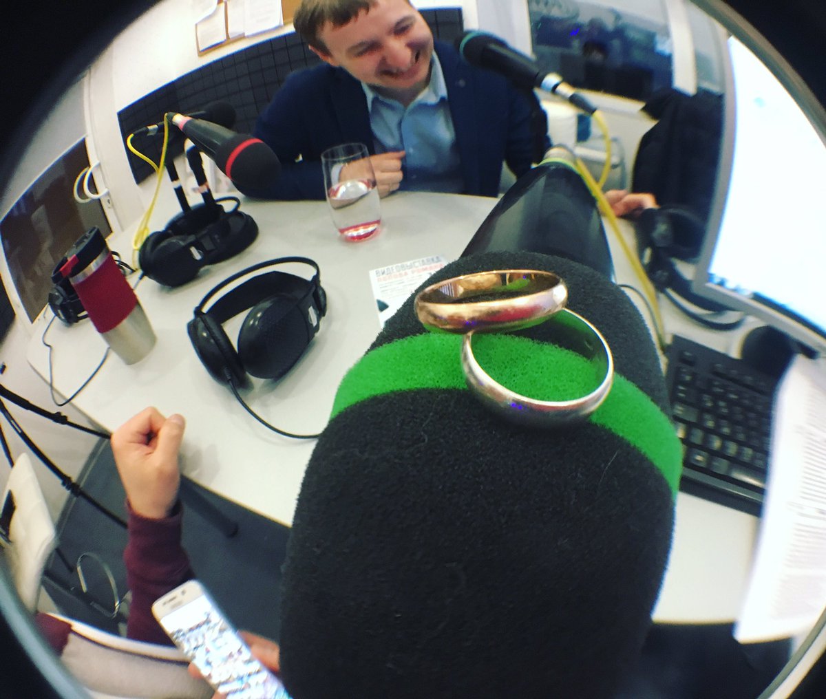 radio7tmn's tweet photo. Когда на эфир пришёл свадебный  видеограф https://t.co/kA1hES7uAG