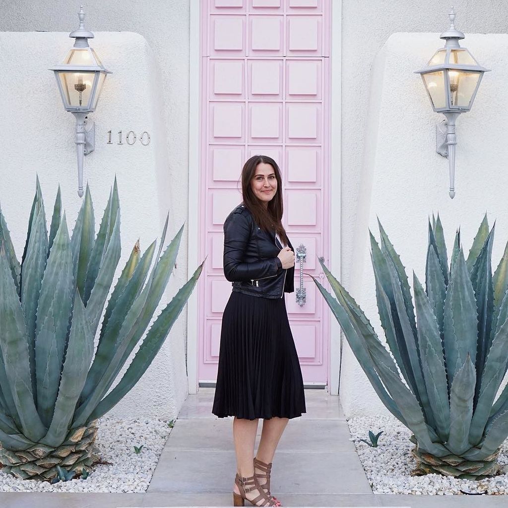 Repolished's tweet image. I found the pink door! Also having the best time at the ALT summit! 😍🙌 #altsummit ift.tt/2l2TMy7