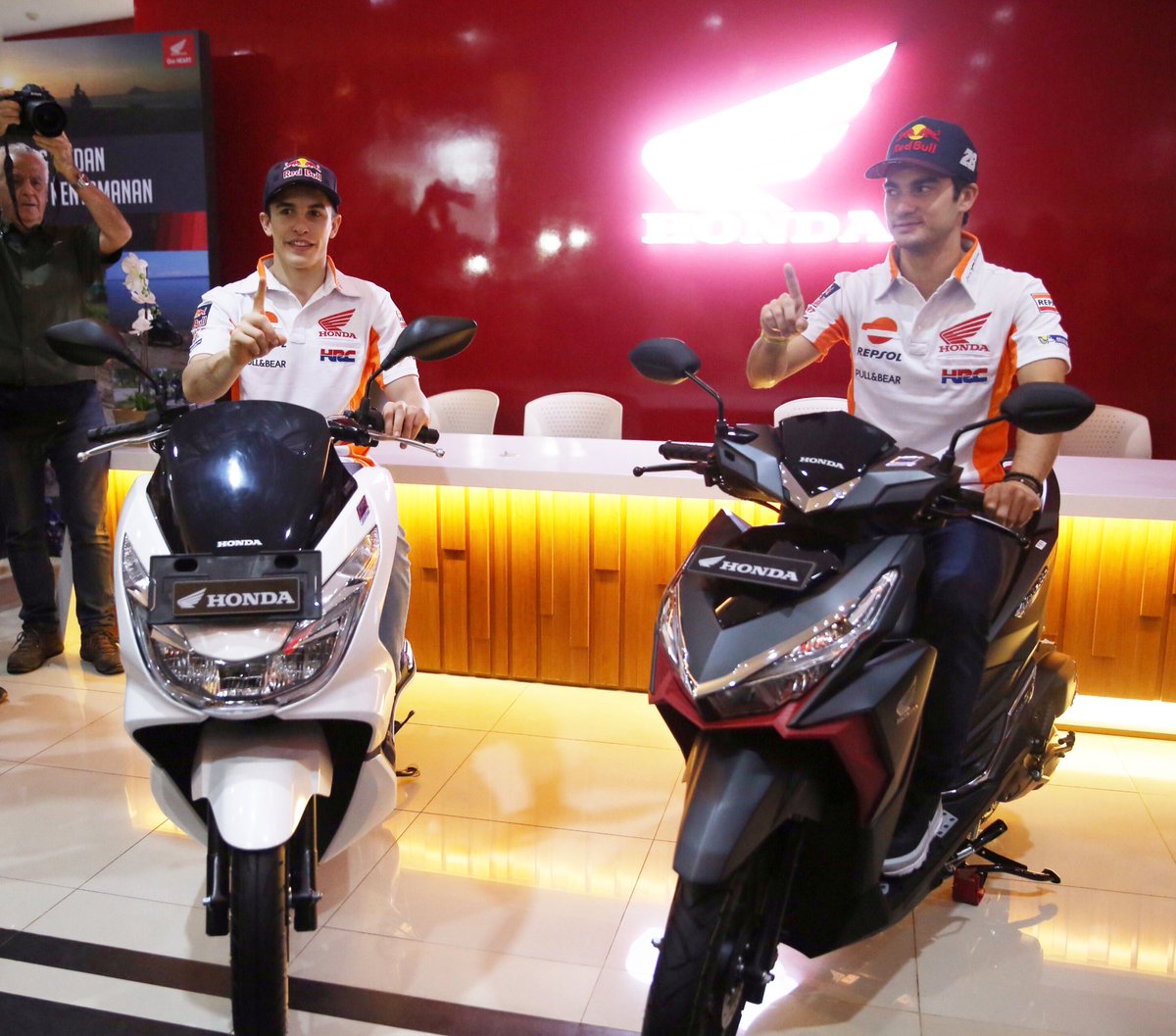 welovehonda's tweet photo. Satu Hati dari Marc dan Dani nih, sambil naikin Honda PCX dan Honda Vario 150 yang tampil elegan. #MMDPIndonesia https://t.co/sOU4B6PUHE