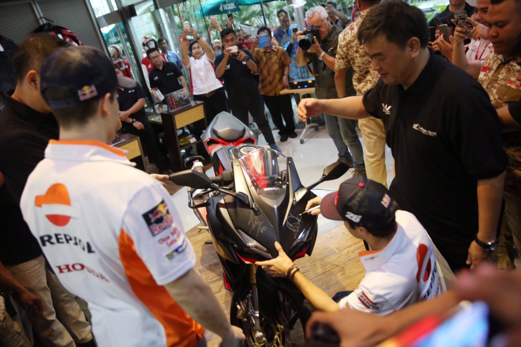 welovehonda's tweet photo. Tanda tangan dari Marc dan Dani di cover Honda CBR250RR. Brosis ada yang mau gak nih motornya? #MMDPIndonesia https://t.co/UbatOI2Gjy