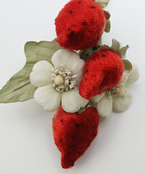 アトリエ染花 こちらはchambre De Charme のeipe さんとのコラボ 前回即売り切れてしまったイチゴのイヤーカフです 現在予約受付中 残り数少ないのでお早めにどうぞ T Co Vq3zddvluv