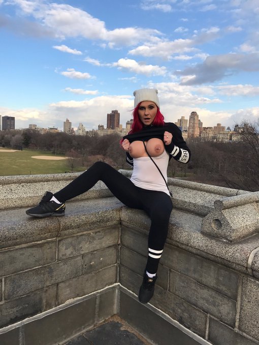 And a few from the famous Central Park. Didn't see anything like this in home alone 2🙈🙈 #CentralPark<a href="/tag/ny"class="tags"><span>#ny</span></a><a href="/tag/centralpark"class="tags"><span>#centralpark</span></a><a href="/tag/flashing"class="tags"><span>#flashing</span></a>
