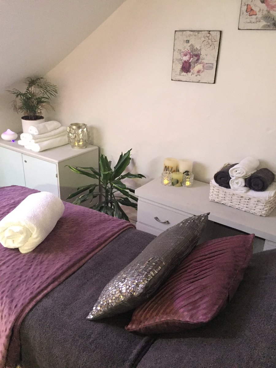 💕 Treat yourself holistically with a reflexology or massage treatment.  Appointments available Tuesday, Friday - Sunday, 9am - 9pm 💕