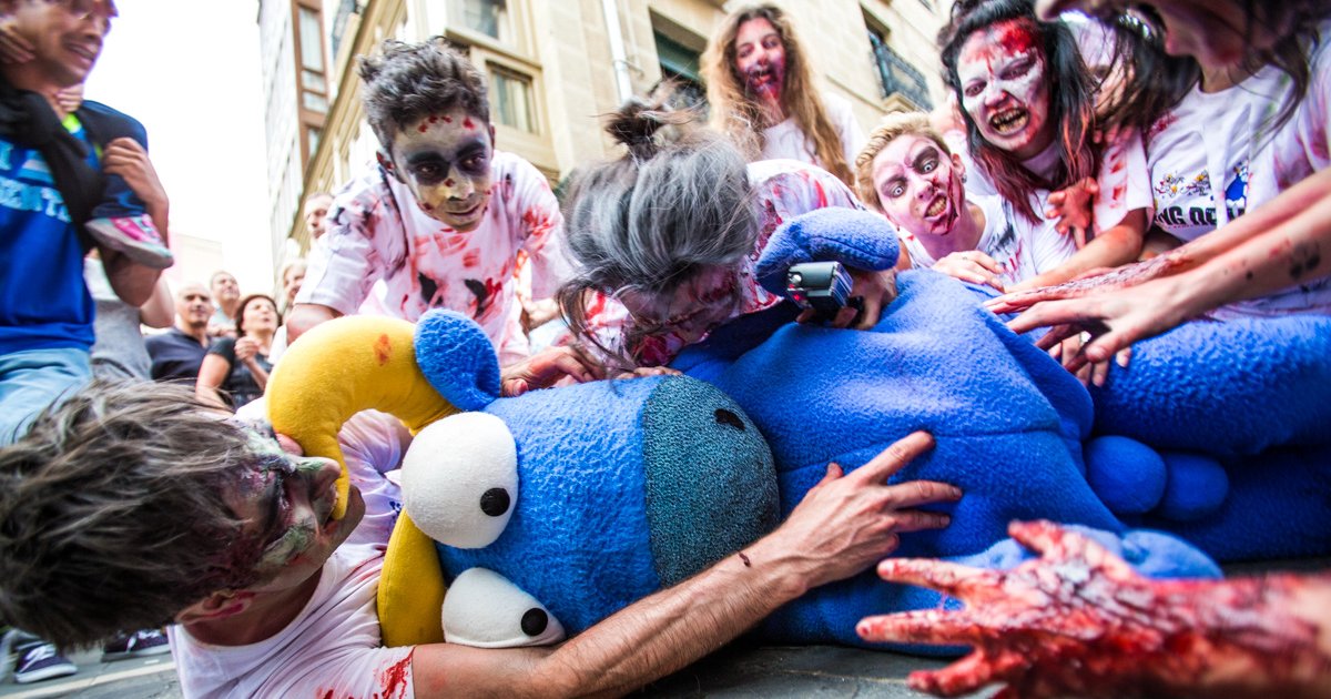 mistertestis's tweet photo. Lo pasó mal #MisterTestis en encierro zombi. Hoy Día del Orgullo #Zombi seguro que tiene menos problemas https://t.co/i2vV0HFwkI