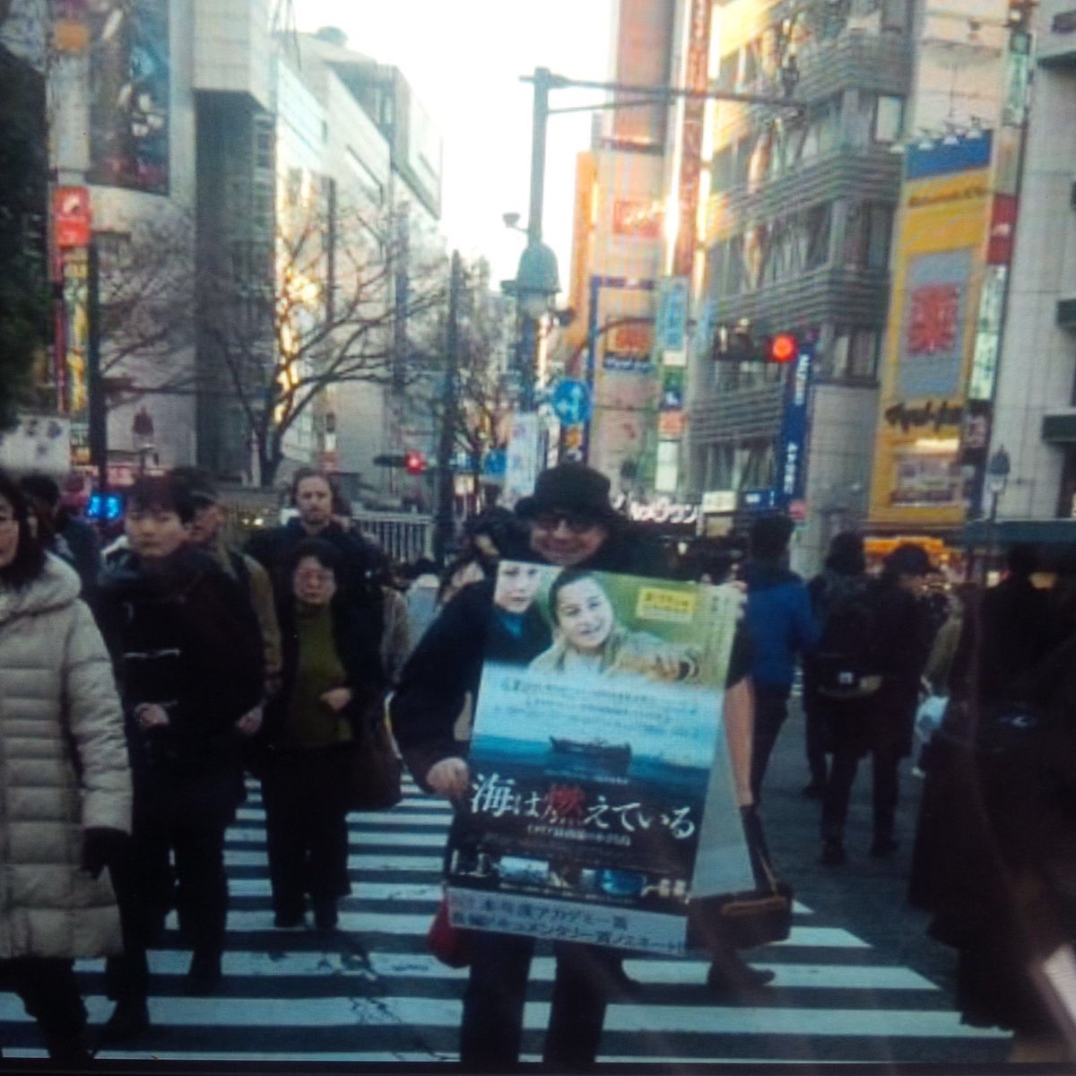 #Rosi a Tokyo uomo sandwich per rispettare promessa in caso di nomination #Fuocoammare #oscar <a href="/RaiCinema/">Rai Cinema</a> <a href="/01Distribution/">01Distribution</a> <a href="/ciakmag/">CIAK</a>