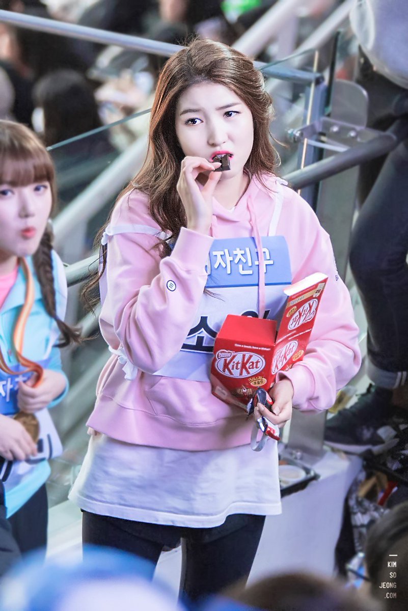 kimsojeong_com's tweet photo. 아육대 귀여운 킷캣소녀 김소정... ♡

#여자친구 #Gfriend #소원 #Sowon https://t.co/cJinHTcqlk