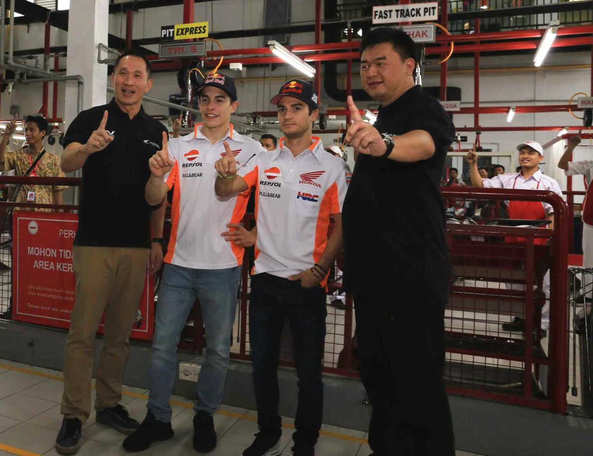 WahanaHonda's tweet photo. Marquez dan Pedrosa melihat dan mengunjungi area service di AHASS Wahana Gunung Sahari #MMDPIndonesia Marc-marquez 93  26danipedrosa https://t.co/Sz1bmhvWxF