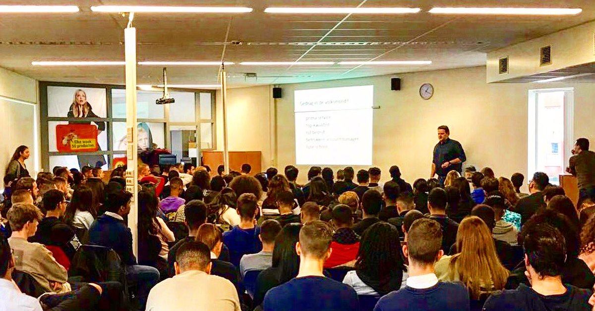 robertsnel's tweet image. Gastcollege #klantstrategie gegeven aan het #Alberda College in Rotterdam. Zalig om een zaal vol jonge talenten te mogen inspireren.