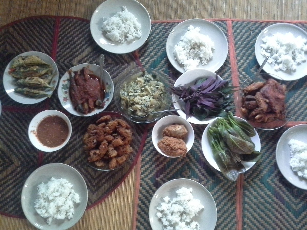 yapasyraf_'s tweet image. Makan tengahari... #SambalAyam #MasakLemakRebung #Sotongceluptepung #Ulamulaman #SambalBelacan #IkanGoreng