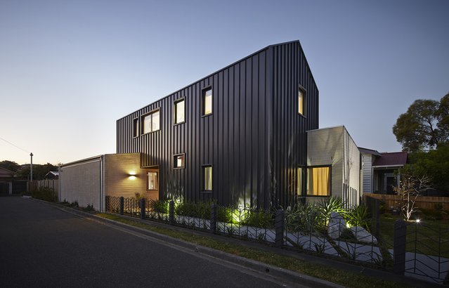 ColorbondExpert's tweet photo. Modern family home or suburban barn? Not sure whether I like or dislike this one. #COLORBONDsteel #IworkforBlueScope https://t.co/VzlIXYcMnj https://t.co/E6wY0VO22R