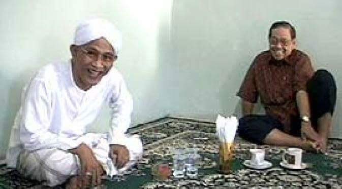 monggo di sruput sek kopine yai <a href="/gusmusgusmu/">A. Mustofa Bisri</a> #salim 🙏🙏