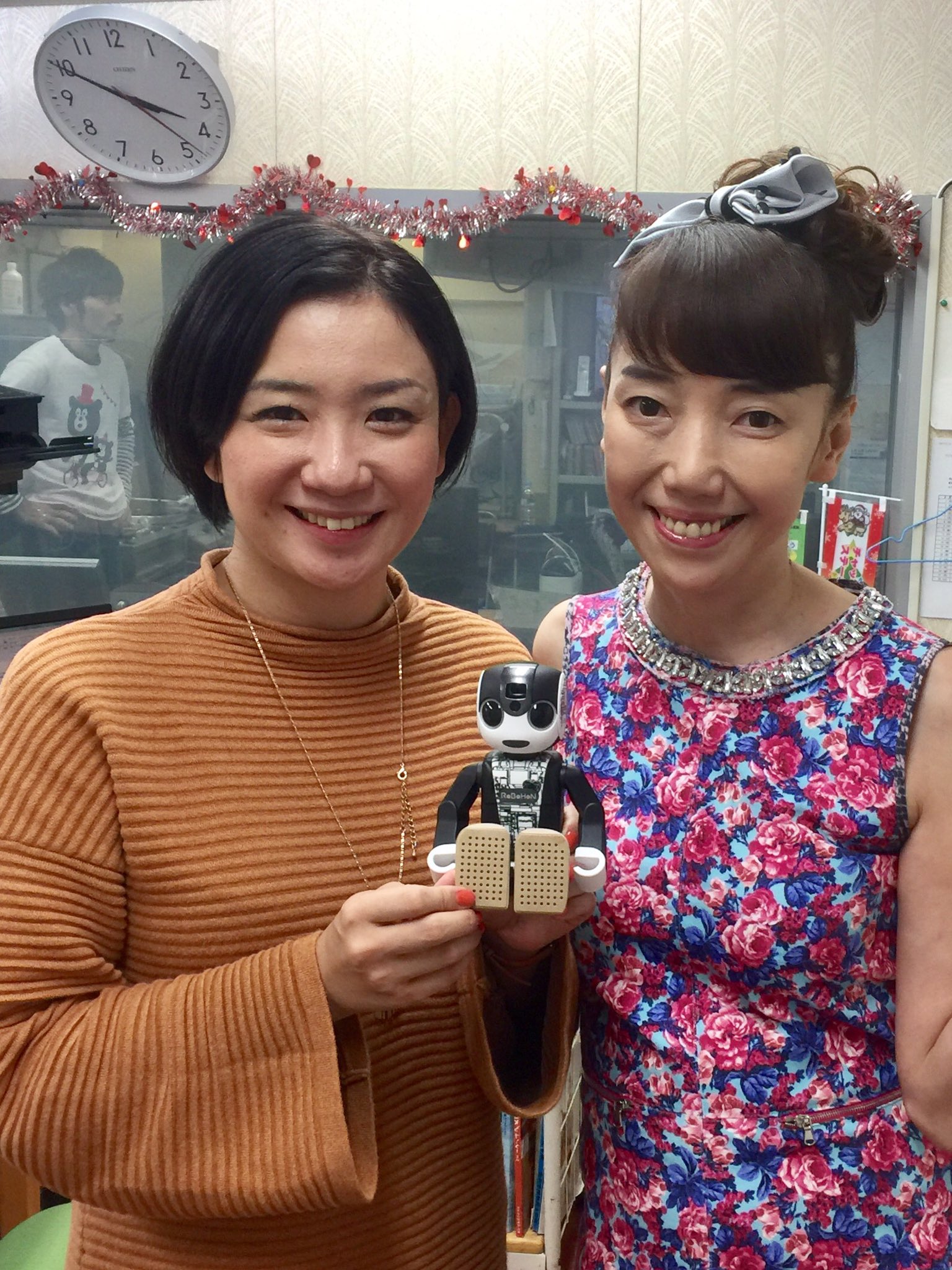 太田光代 Ar Twitter ラジオ沖縄アナウンサー 小橋川結子さんと取締役専務ロボホン 専務ロボホンもシネマライブprのため チャットステーションl に まさかの出演 緊張しておりました 太田光代 Ar Twitter ラジオ沖縄アナウンサー 小橋川結子さんと取締役専務ロボホン 専務ロボホンもシネマライブprのため チャットステーションl に まさかの出演 緊張しておりました