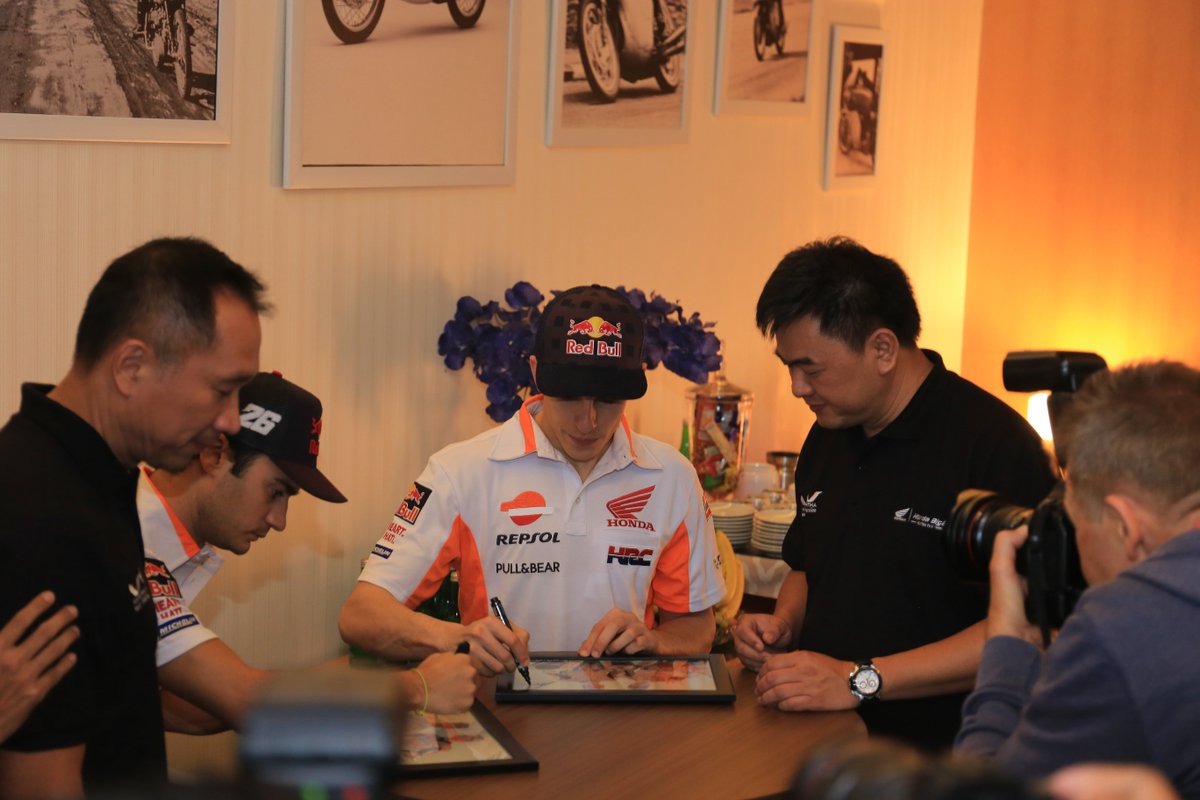 WahanaHonda's tweet photo. Marquez dan Pedrosa memberikan tanda tangan sebagai kenangan. Moga tahun ini meraih lagi kemenangan #MMDPIndonesia https://t.co/h8t1sJvY7D
