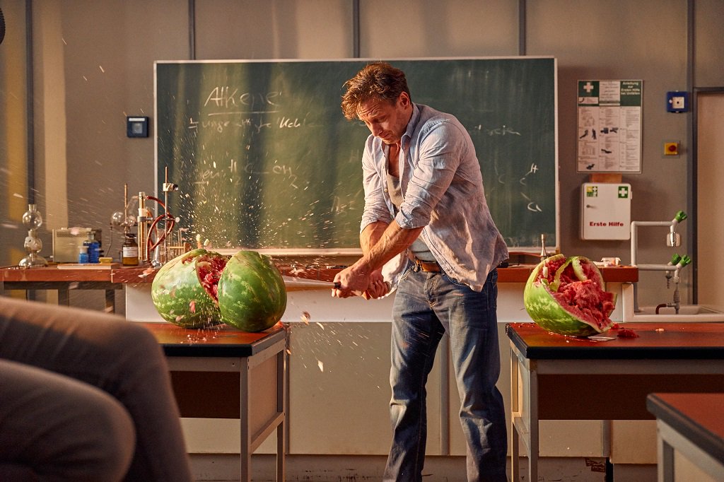 RTL_com's tweet photo. Geschlagen wird nur Gemüse oder die Konkurrenz: 3,20 Mio. Z. (14,7% MA, 14-59 J) sahen gestern #derlehrer mit #HendrikDuryn #JessicaGinkel https://t.co/2zEDB4ddq5