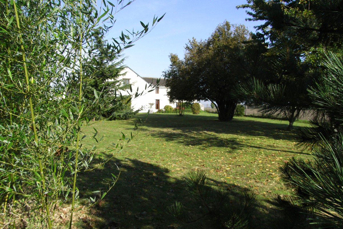 JulieAnnePerry3's tweet photo. 3 bed stone cottage for sale on the edge of the Loire Valley. Stunning views in small hamlet set in half an acre https://t.co/xV1Ak7y3Vh https://t.co/3dj9JNcmWN