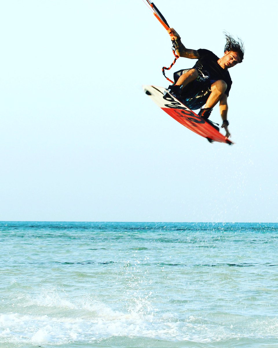 BigioneV's tweet photo. I just love to kite βοΈοΈππ΄#liquidforcekiteboarding #flatlinesa #kiteboarding #wakestyle #kiteboarderlife #zanzibar #jambiani #sirenpro https://t.co/7Lu8qYQEZT