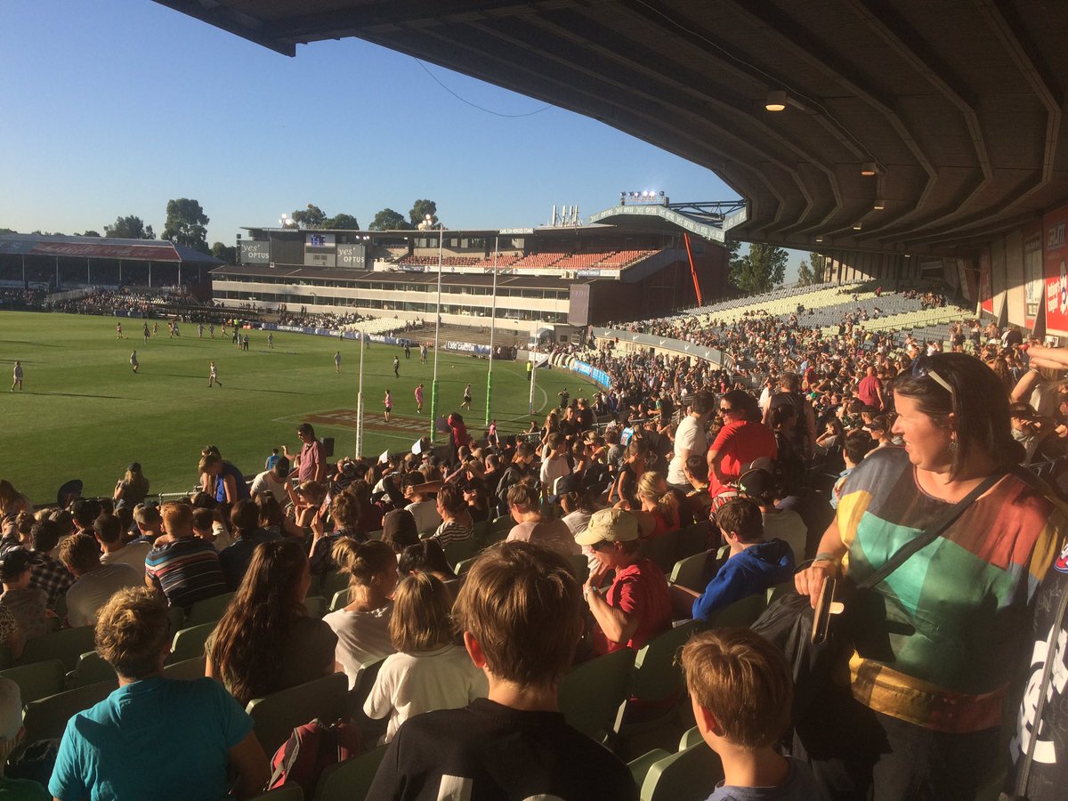 daexton's tweet image. #AFLW back to the 80's for suburban football excitement. Coll vs carl. Just needed to hang out the door of a tram