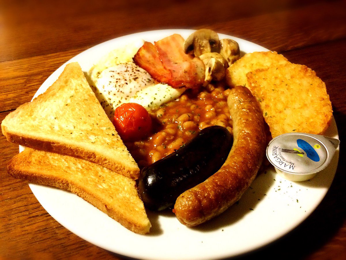 浅草ビール工房 明日から週末限定でイングリッシュ ブレックファーストを始めます 英国で昔から朝食で食べられていたという盛り合わせ Rとlに2パターンお出ししており Lの方には黒いソーセージをお付けしております 日本ではあまり目にしませんが