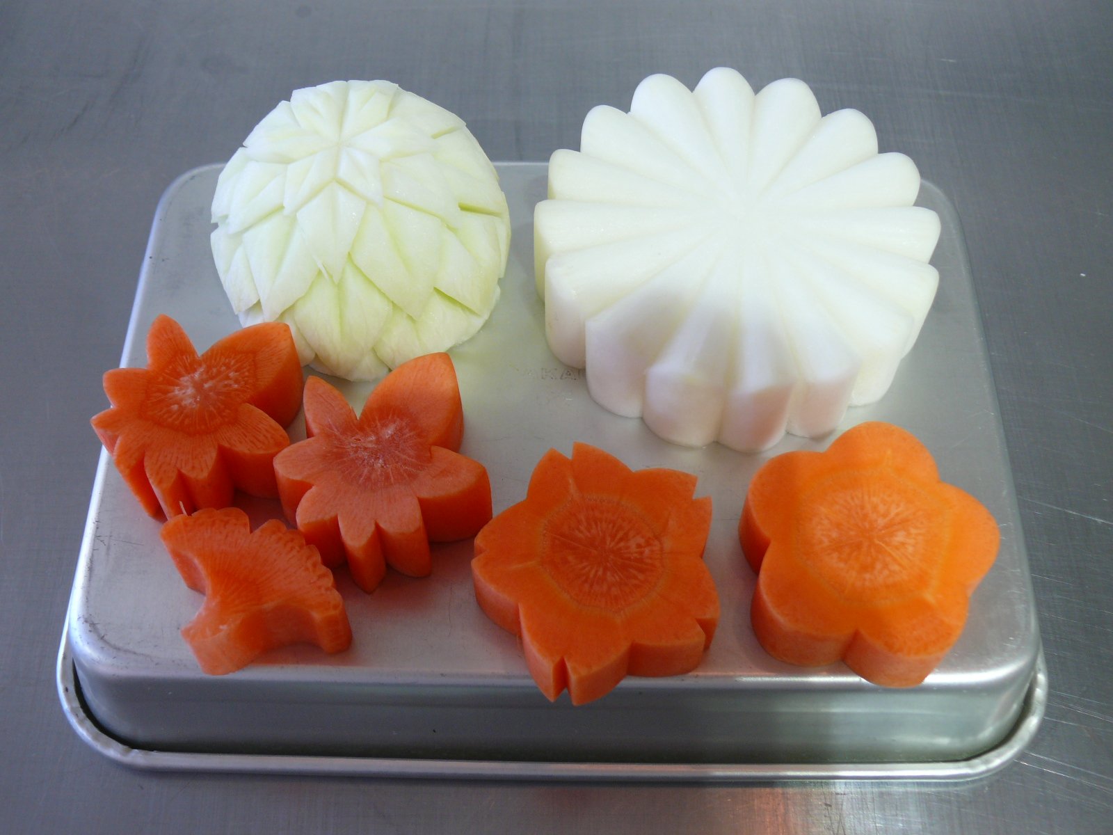 Twitter 上的 町田調理師専門学校 公式 今日の実習風景 一年生 飾り切り 梅人参 菊花大根 飾り切り T Co Bhu2f2jnib Twitter