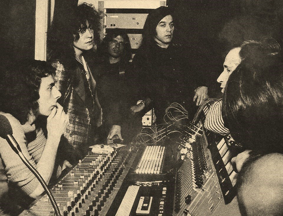 jackellyreed's tweet image. MARC BOLAN ~ 
1972 February 3rd 
Château d'Hérouville studios, France
Marc w/Tony Visconti, Bill Legend &amp;amp; engineers
#MarcBolan #TRex