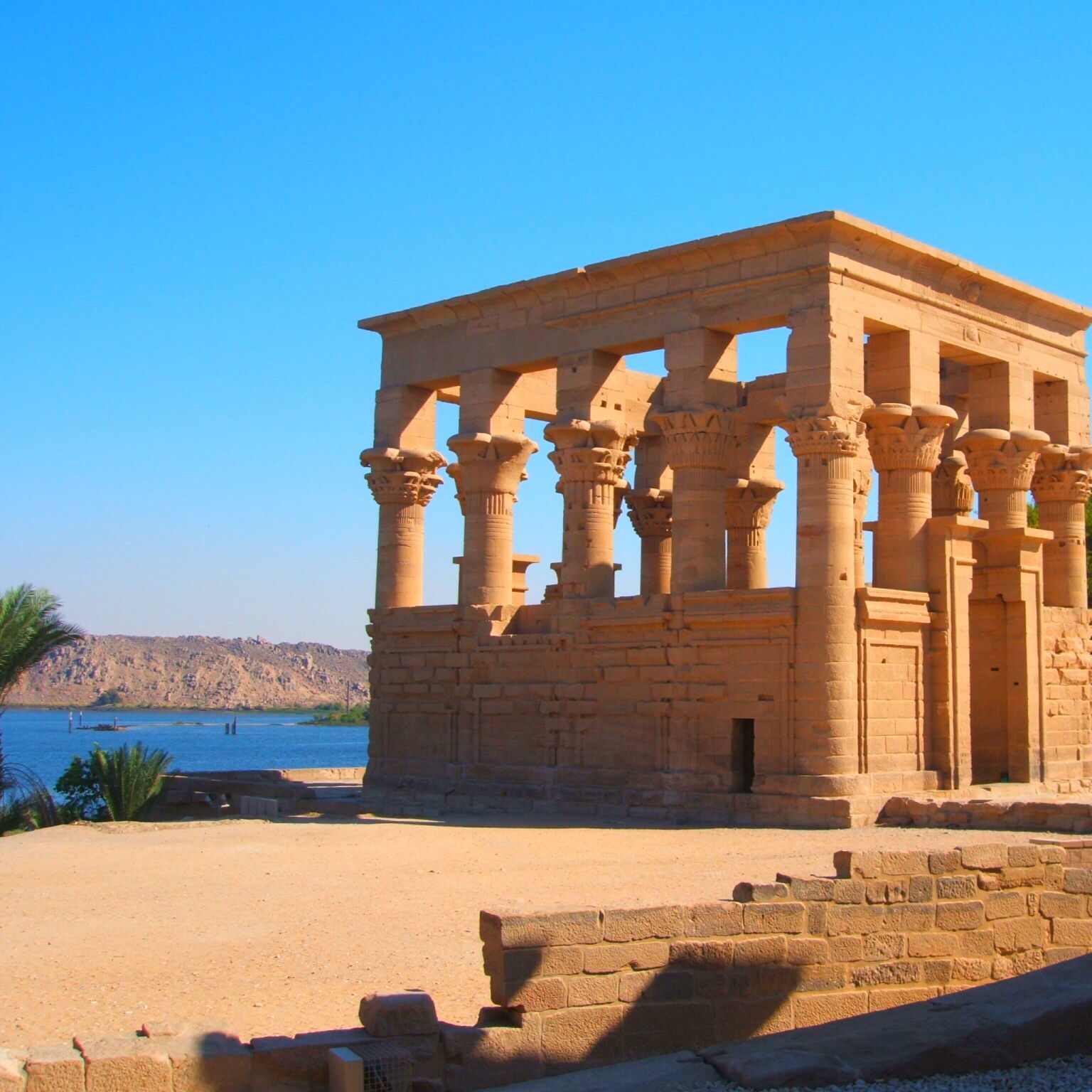 Tabeena 旅の写真を簡単に記録 ナイルの真珠といわれる フィラエ島 に立つ神殿 フィラエ神殿 夜になるとライトアップされた 神秘的な姿を見ることができますよ Tabeena 写真でチェックイン旅とお出かけ記録サービス T Co Gcltp9thx4